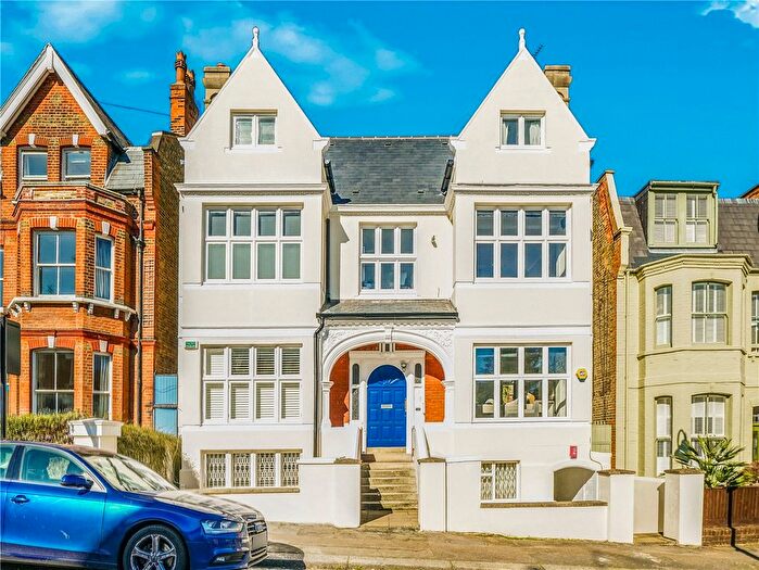 2 Bedroom Flat For Sale In Claremont Road, London, N6
