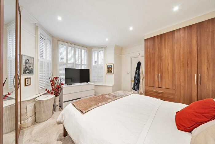 2 Bedroom Flat To Rent In Greencroft Gardens, South Hampstead, London, NW6