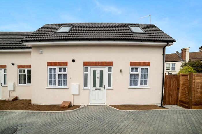 2 Bedroom Terraced Bungalow To Rent In Nightingale Lane, London, E11