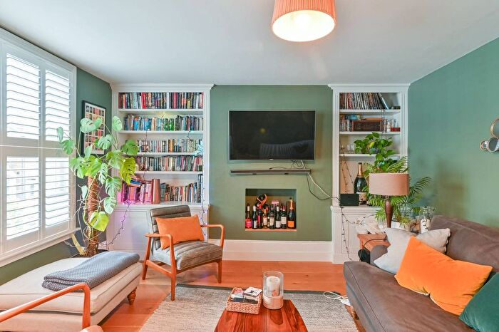 2 Bedroom Flat For Sale In Martell Road, West Dulwich, London, SE21