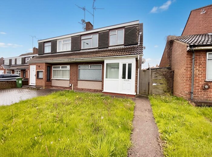 3 Bedroom Semi Detached House To Rent In Toddington Road, Luton, LU4