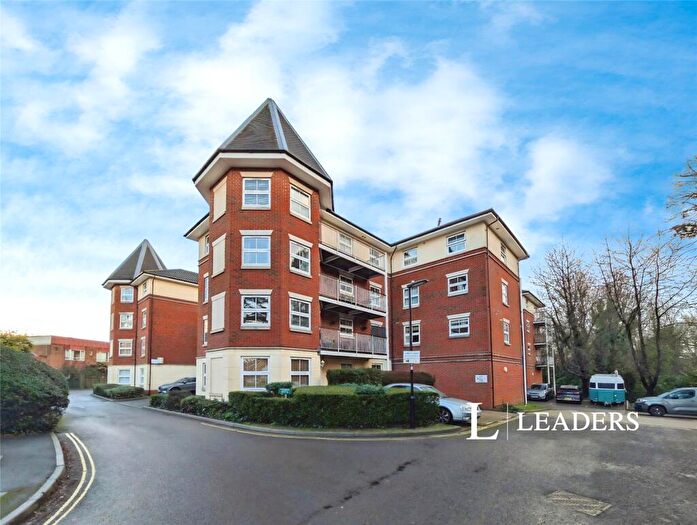 2 Bedroom Apartment For Sale In Rollesbrook Gardens, Southampton, Hampshire, SO15