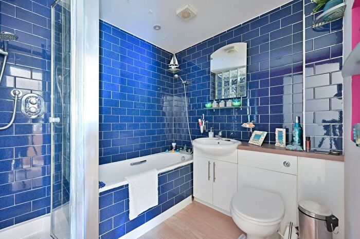 2 Bedroom Flat For Sale In Richfield Road, Bushey, WD23