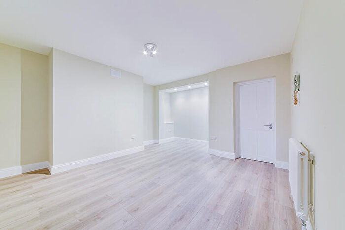 Apartment To Rent In The Gardens, East Dulwich London, SE22