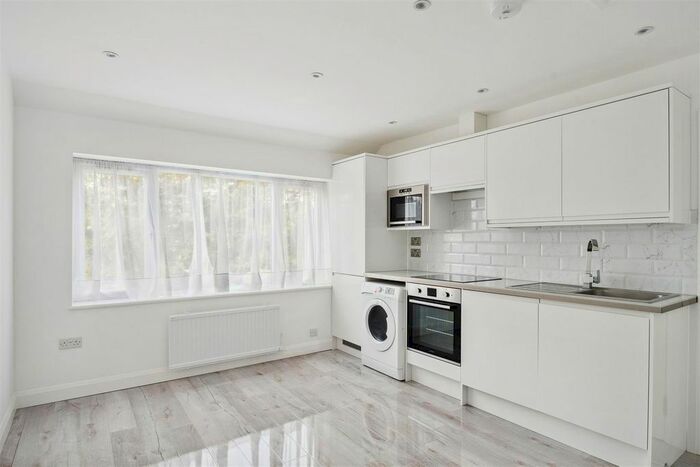 2 Bedroom Flat To Rent In Vicarage Farm Road, Hounslow, TW3