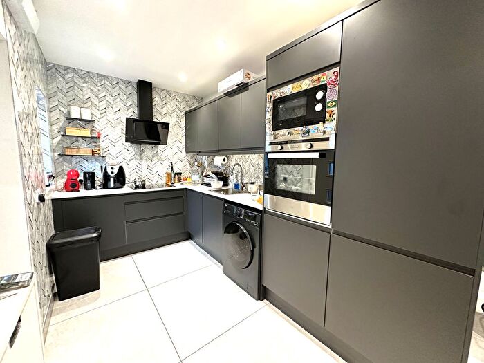 1 Bedroom Flat To Rent In Birkbeck Road, Acton, London, W3