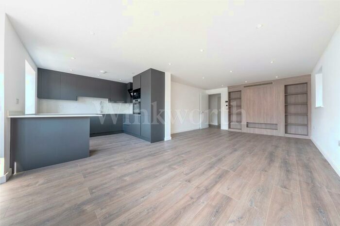 2 Bedroom Apartment To Rent In Hoop Lane, London, NW11