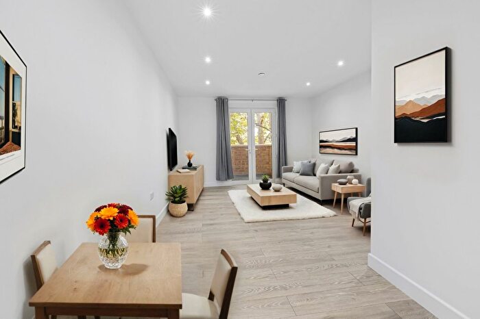 2 Bedroom Flat For Sale In Blakes Road, London, SE15