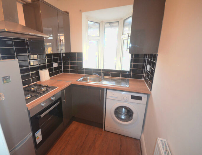 3 Bedroom Flat To Rent In Eastern Avenue, IG2