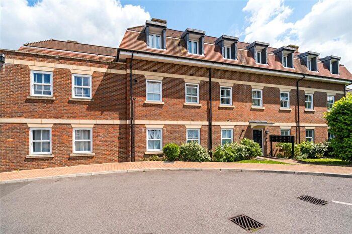 2 Bedroom Flat For Sale In Between Streets, Cobham, KT11