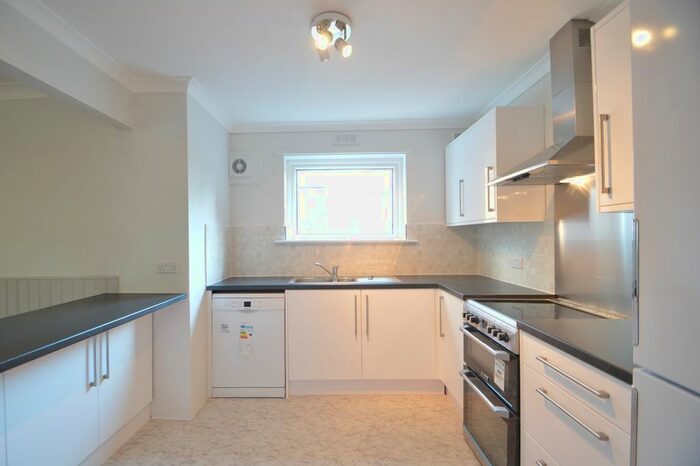 3 Bedroom Flat To Rent In High Point, Weybridge, KT13