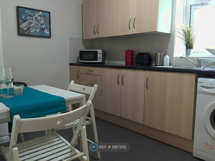 4 Bedroom Flat To Rent In Adams House, London SW16