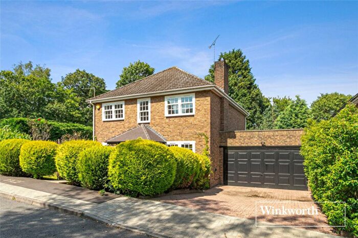 4 Bedroom Detached House For Sale In Greenacre Close, Hadley Highstone, EN5