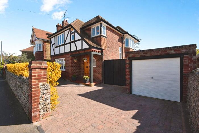 4 Bedroom Detached House For Sale In Pierremont Avenue, Broadstairs, CT10