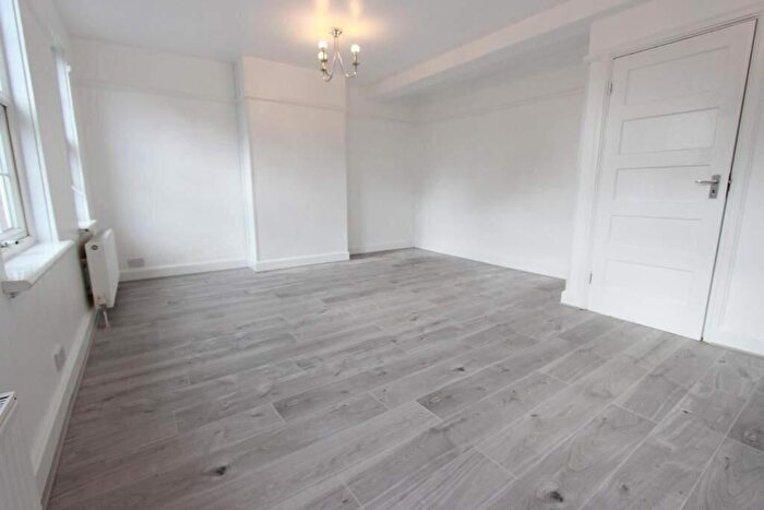 3 Bedroom Apartment To Rent In Onslow Parade, London, N14
