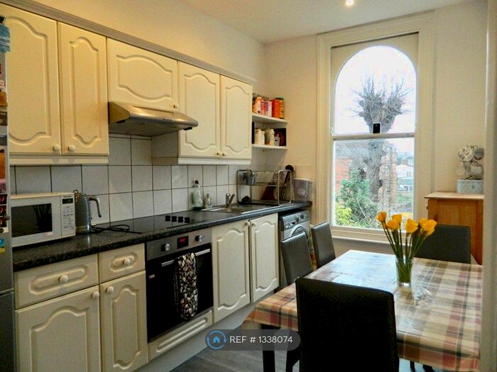 2 Bedroom Flat To Rent In Merton Road, London, SW19