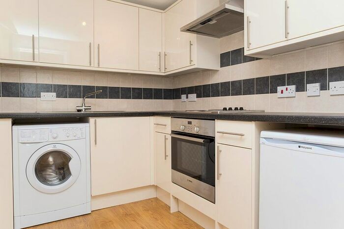 Studio To Rent In Finchley Court, Ballards Lane, Finchley, London, N3