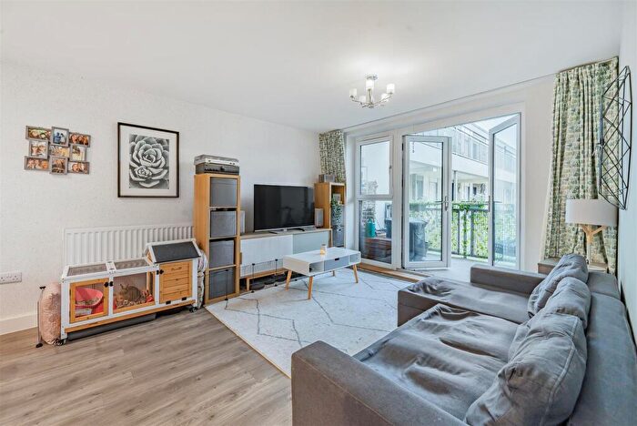 1 Bedroom Flat For Sale In Aspect Place, Mole Road, Hersham, KT12