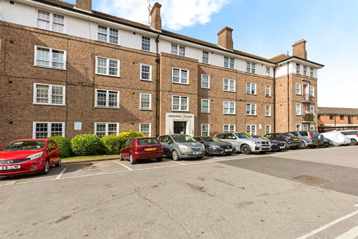 2 Bedroom Flat For Sale In Bishopric Court, Horsham, RH12