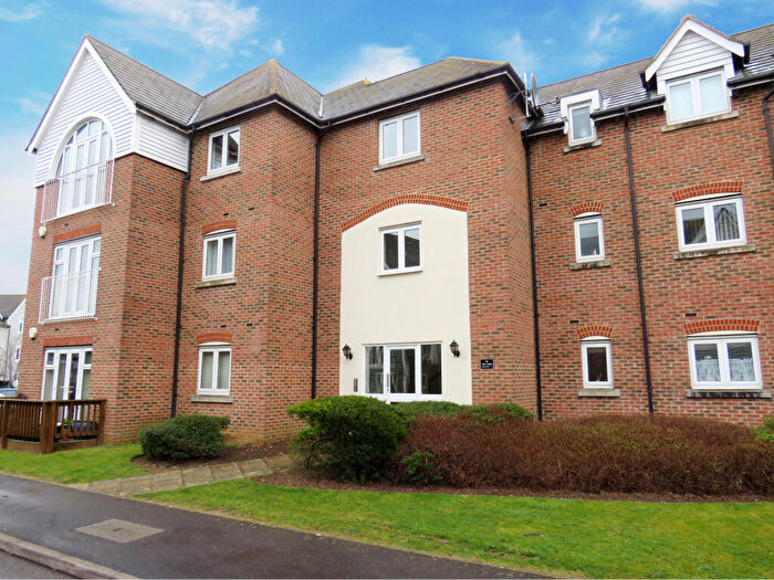 2 Bedroom Apartment To Rent In The Lakes, Larkfield, ME20