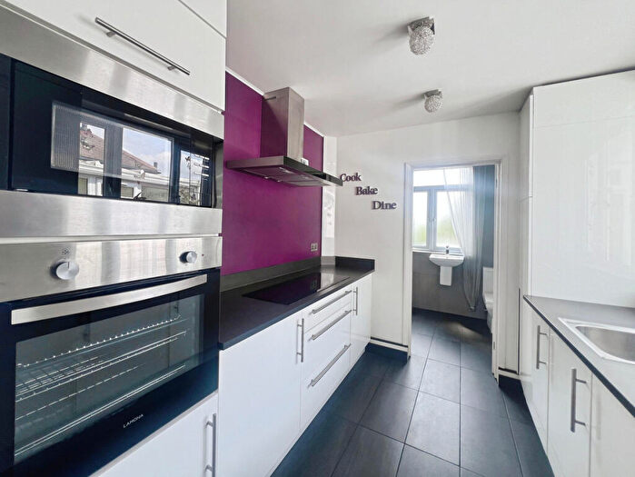1 Bedroom Flat For Sale In Kingston Road, Epsom, KT19
