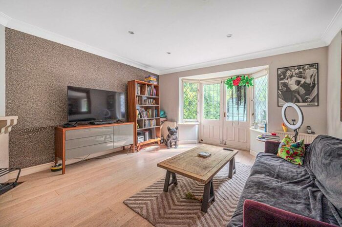 4 Bedroom Semi-Detached House To Rent In Village Road, Finchley, London, N3