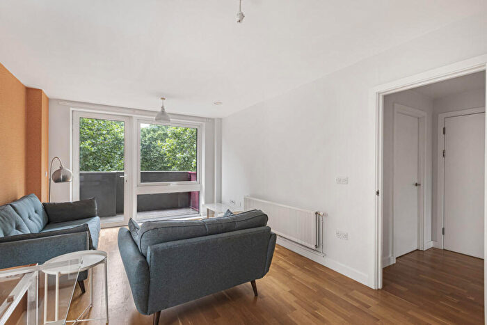 2 Bedroom Apartment To Rent In Trafalgar Gardens, Stepney Green, London, E1