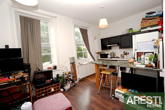 1 Bedroom Flat To Rent In Flat A, Caledonian Road, London, N1