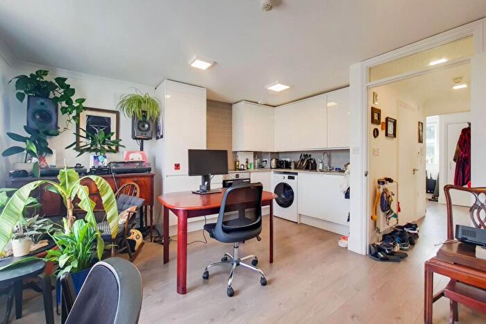 1 Bedroom Flat To Rent In Navarino Road, London Fields, London, E8