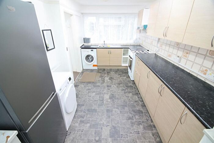 3 Bedroom Flat To Rent In Dunedin Way, Hayes, UB4