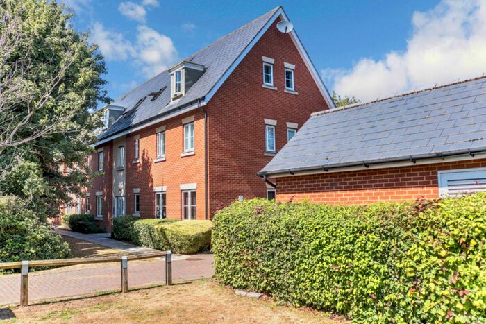 2 Bedroom Flat To Rent In Temple Way, Rayleigh, SS6