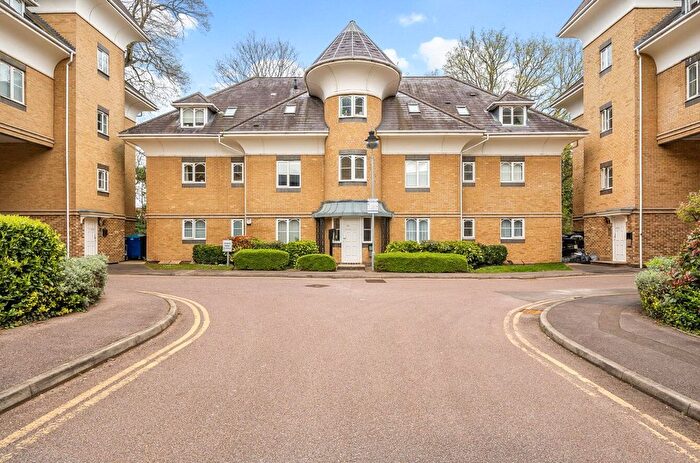 2 Bedroom Flat For Sale In Woking, Surrey, GU21