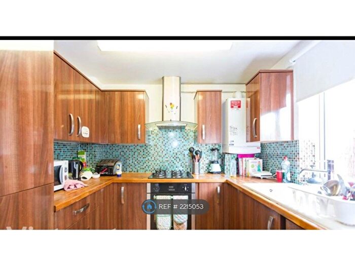 3 Bedroom Maisonette To Rent In Rainhill Way, London, E3