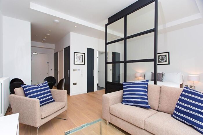 Flat To Rent In Botanic Square, London City Island, Canning Town, London, E14