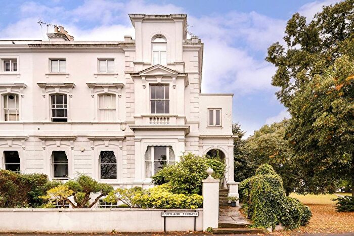 3 Bedroom Flat To Rent In Portland Terrace, The Green, Richmond, TW9