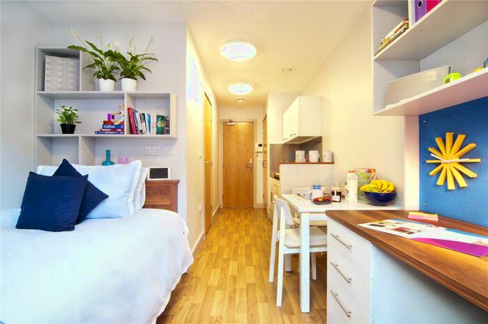 Flat To Rent In High Street, Southampton, Hampshire, SO14