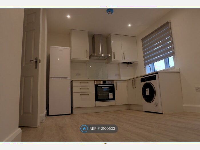 2 Bedroom Flat To Rent In King George Road, Ware, SG12