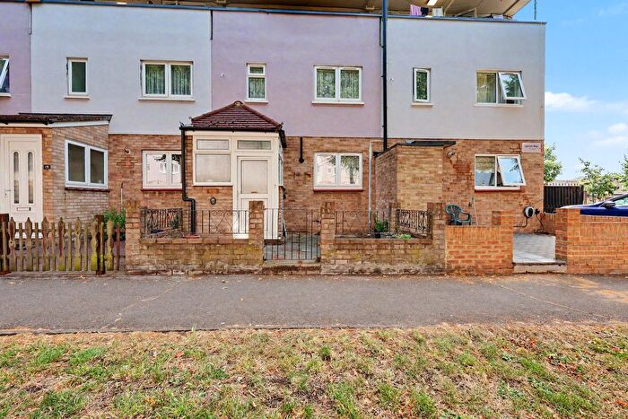 3 Bedroom Maisonette For Sale In Lytchet Way, Enfield, EN3