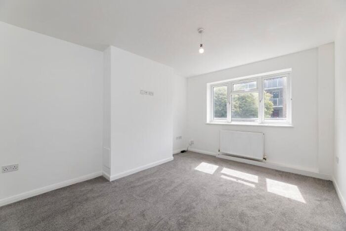 3 Bedroom Flat To Rent In Seven Sisters Road, London, N7