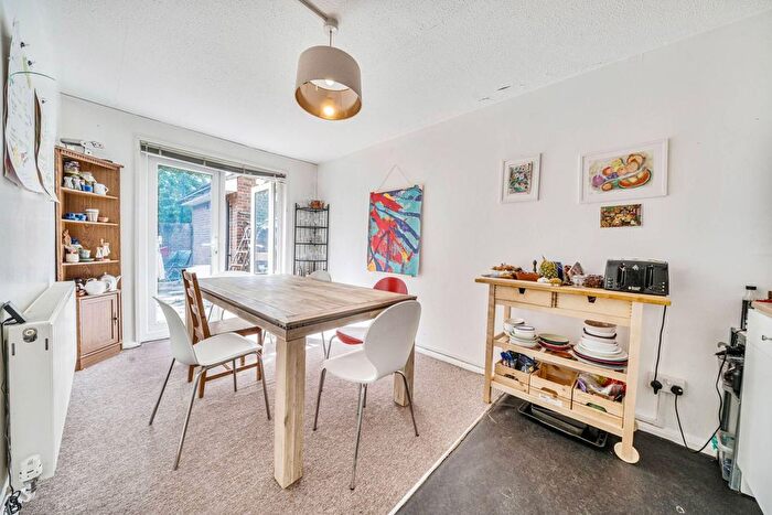 4 Bedroom Flat To Rent In Heath Road, Battersea, London, SW8