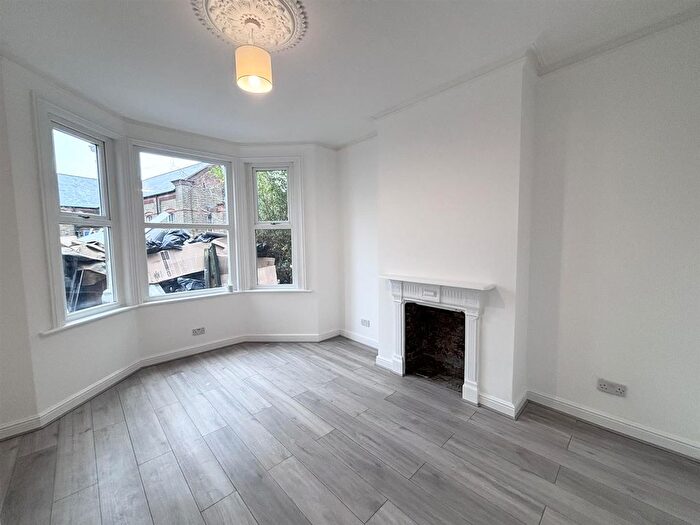 2 Bedroom Flat To Rent In Newton Avenue, Acton, W3