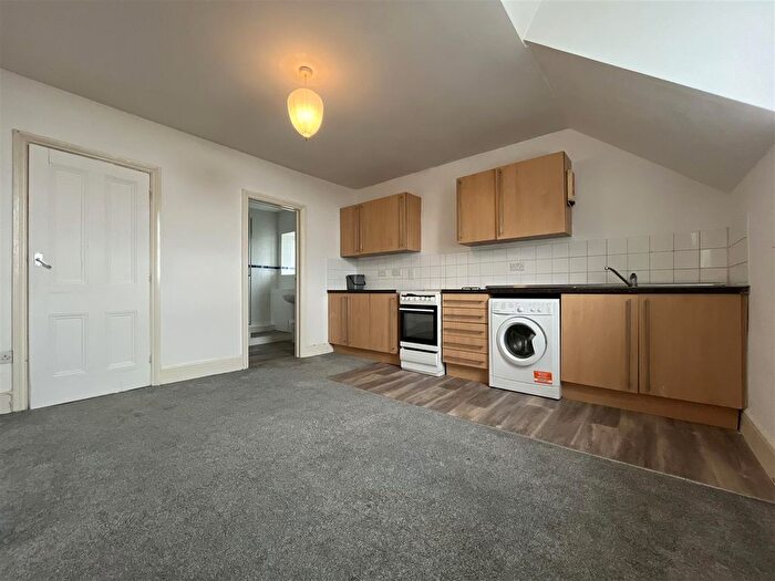 1 Bedroom Flat To Rent In East Street, Newquay, Cornwall, TR7