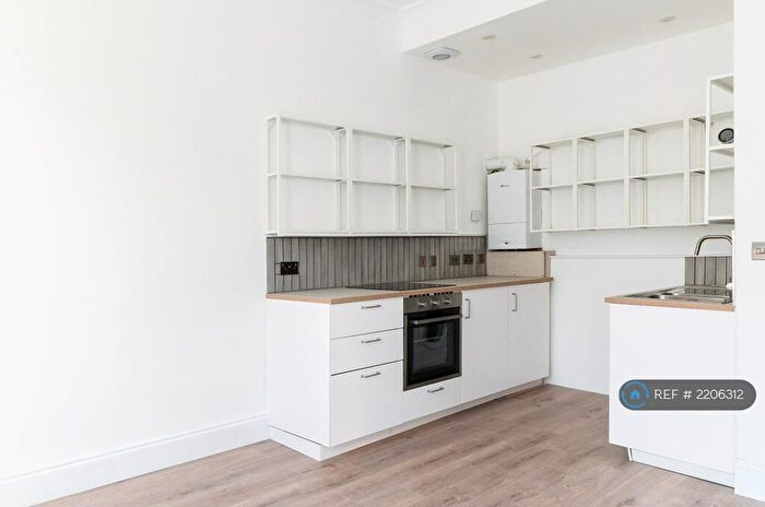 2 Bedroom Flat To Rent In Calder Street, Glasgow, G42