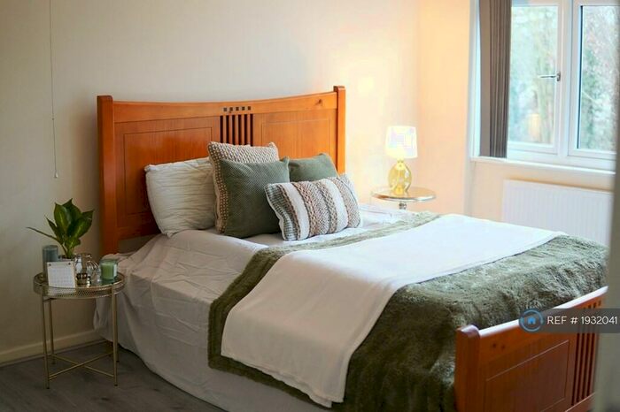 4 Bedroom Semi-Detached House To Rent In Rochester Drive, Bexley, DA5