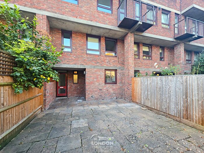 3 Bedroom Flat To Rent In More Close, West Kensington, London, W14