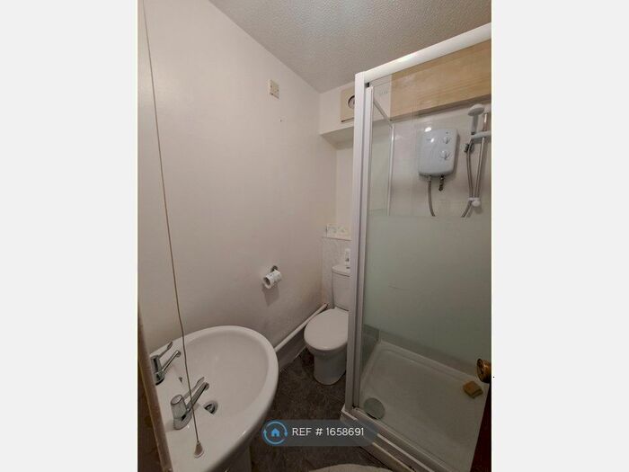 1 Bedroom Maisonette To Rent In Wallace Close, London, SE28