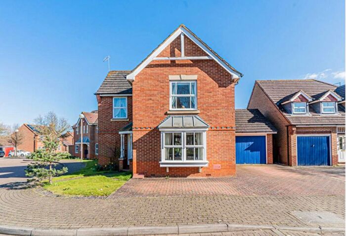 3 Bedroom Detached House For Sale In Hartland Avenue, Milton Keynes, MK4