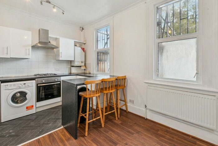 3 Bedroom Flat To Rent In Upper Tooting Road, London, SW17
