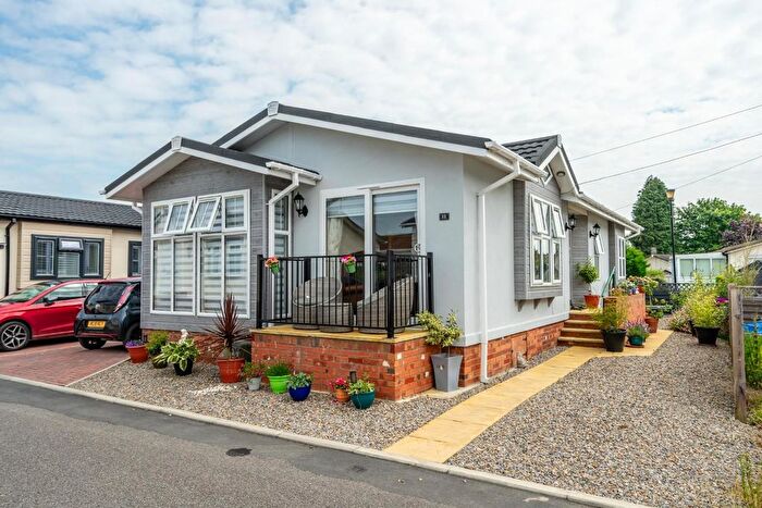 3 Bedroom Mobile/park Home For Sale In The Crescent, Acaster Malbis, York, YO23