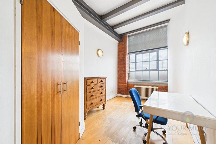 2 Bedroom Flat For Sale In Grove Road, Northampton, NN1